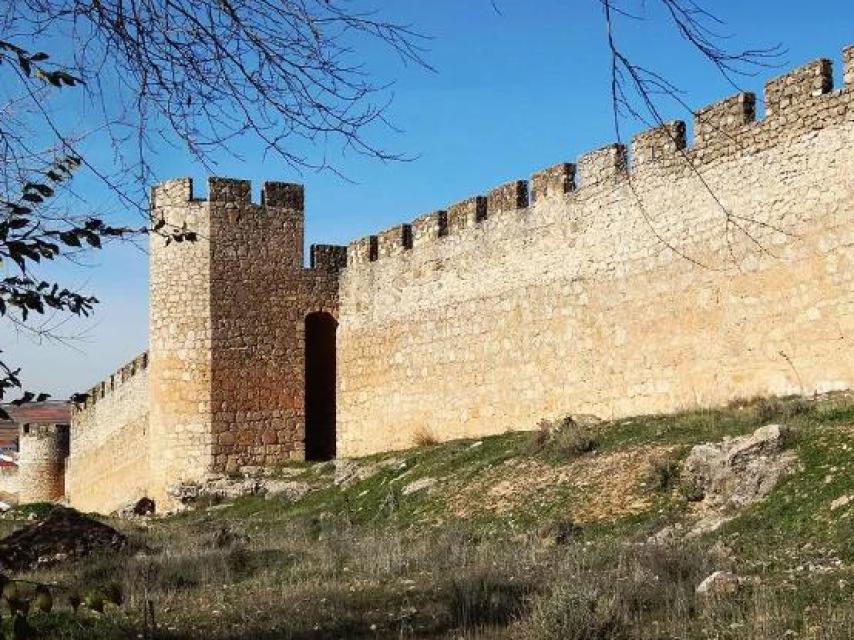 Las murallas de Belmonte fueron construidas por orden de Don Juan Pacheco en el siglo XV para proteger la localidad.