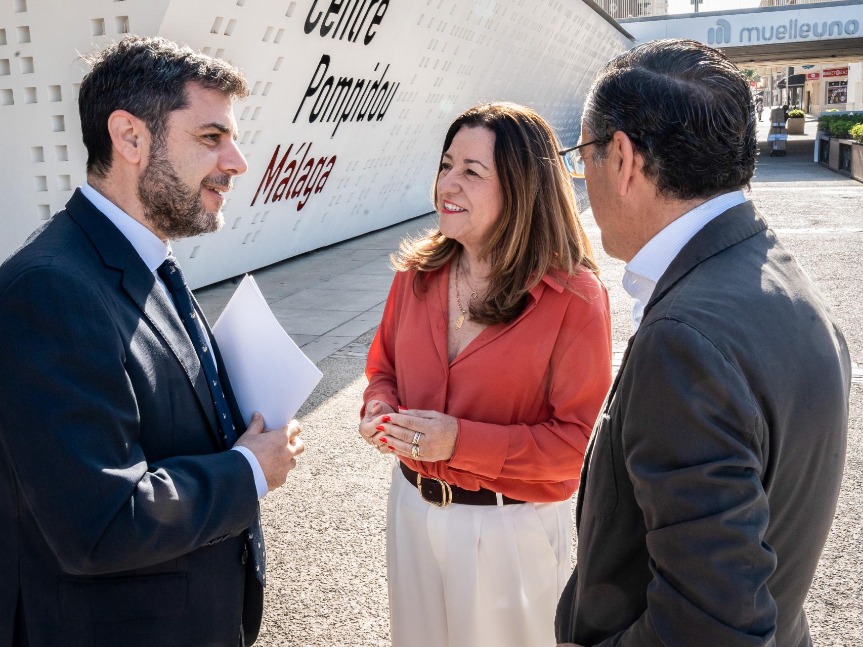 De izquierda a derecha; Ángel Recio, delegado de EL ESPAÑOL de Málaga; María del Carmen Castillo Mena, consejera de Desarrollo Educativo y Formación Profesional de la Junta de Andalucía; y Miguel Briones, delegado provincial de Educación de la Junta de Andalucía; en la apertura de la segunda jornada del V Foro de Educación, Innovación y Tecnología.