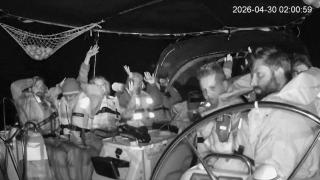La tripulación de la Flotilla Global Sumud levanta las manos al ser asaltada por la armada israelí.