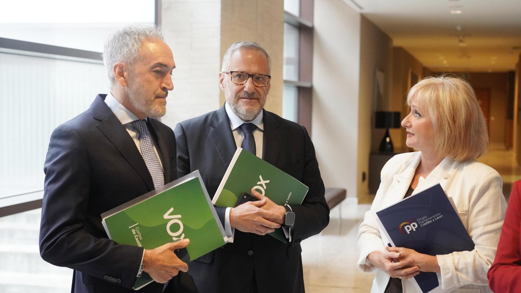 El viceportavoz de Vox en las Cortes, Alberto Díaz Pico, el portavoz de Vox, Carlos Pollán y la portavoz del Grupo Popular, Leticia García, antes de la reunión de la Junta de Portavoces de este jueves