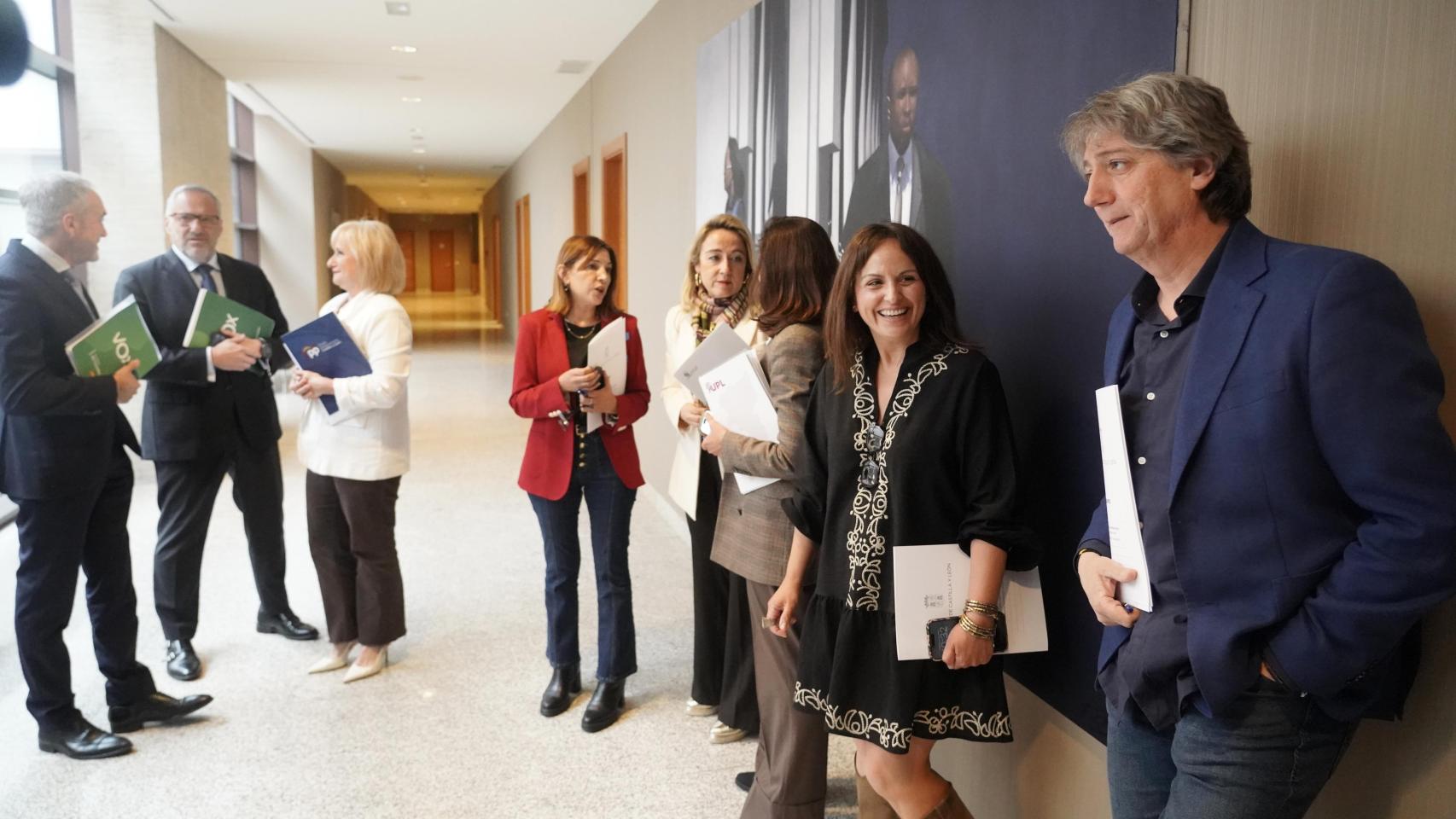 El portavoz del Grupo Socialista, Carlos Martínez, junto al resto de portavoces, antes de participar en la Junta de Portavoces de este jueves