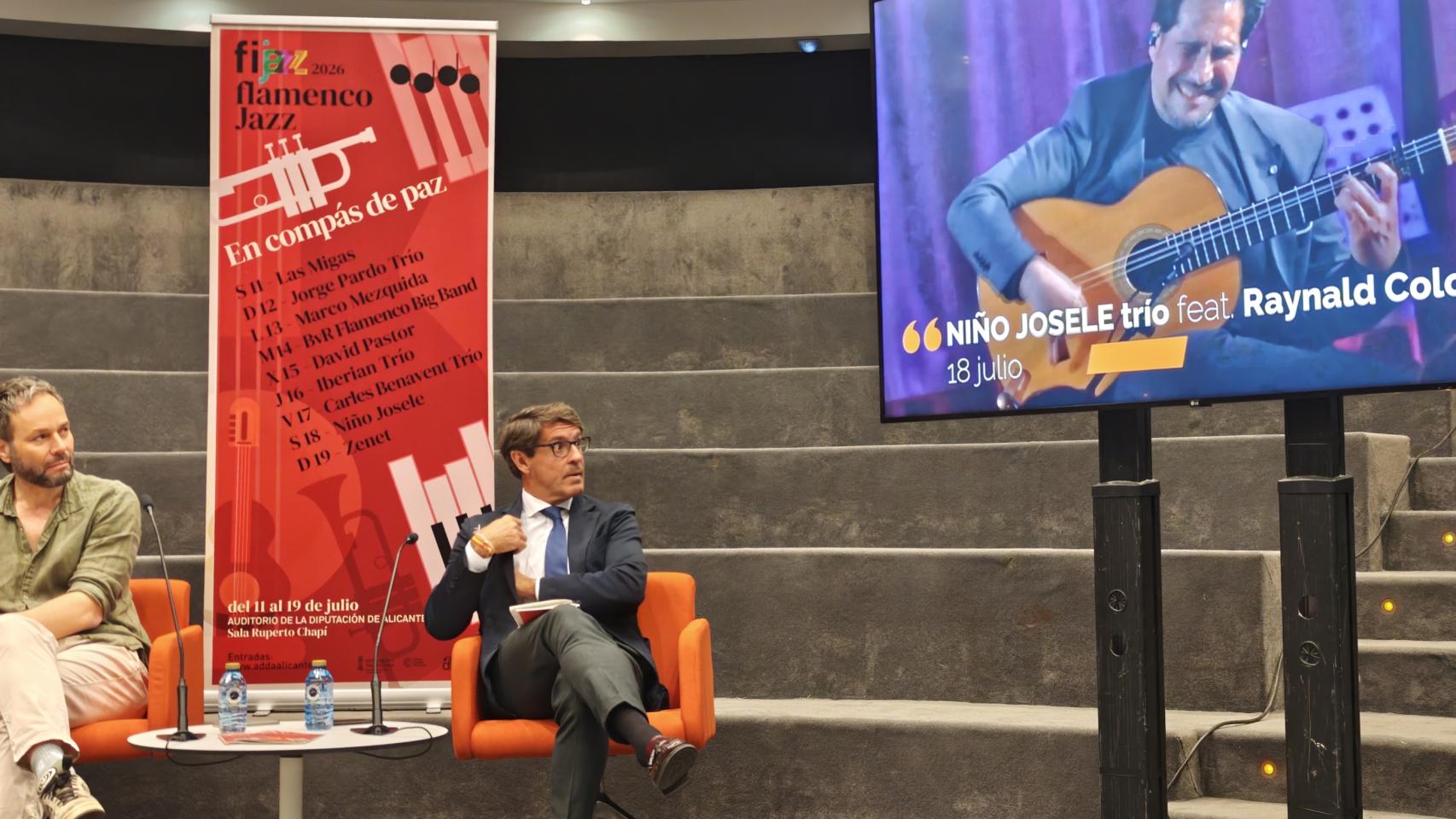 El director del ADDA Josep Vicent y el diputado de Cultura Juan de Dios Navarro, en la presentación del Fijazz.