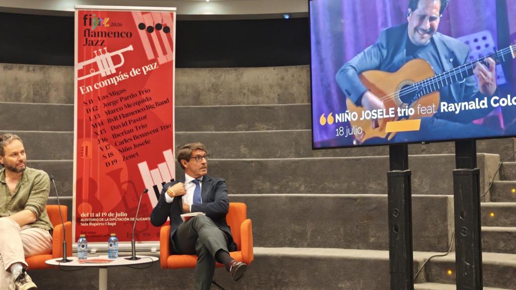 El director del ADDA Josep Vicent y el diputado de Cultura Juan de Dios Navarro, en la presentación del Fijazz.