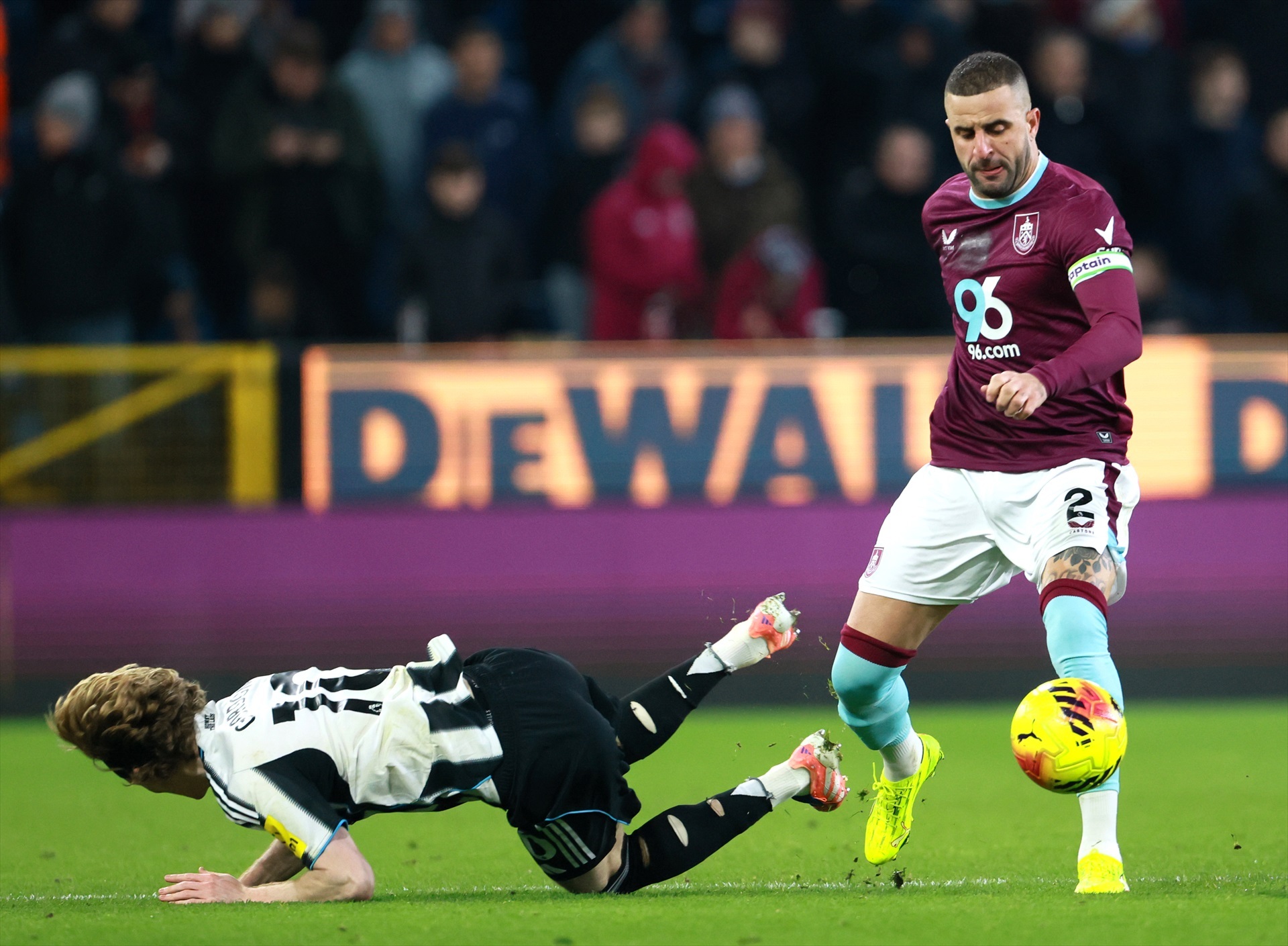Walker con el brazalete de capitán del Burnley.