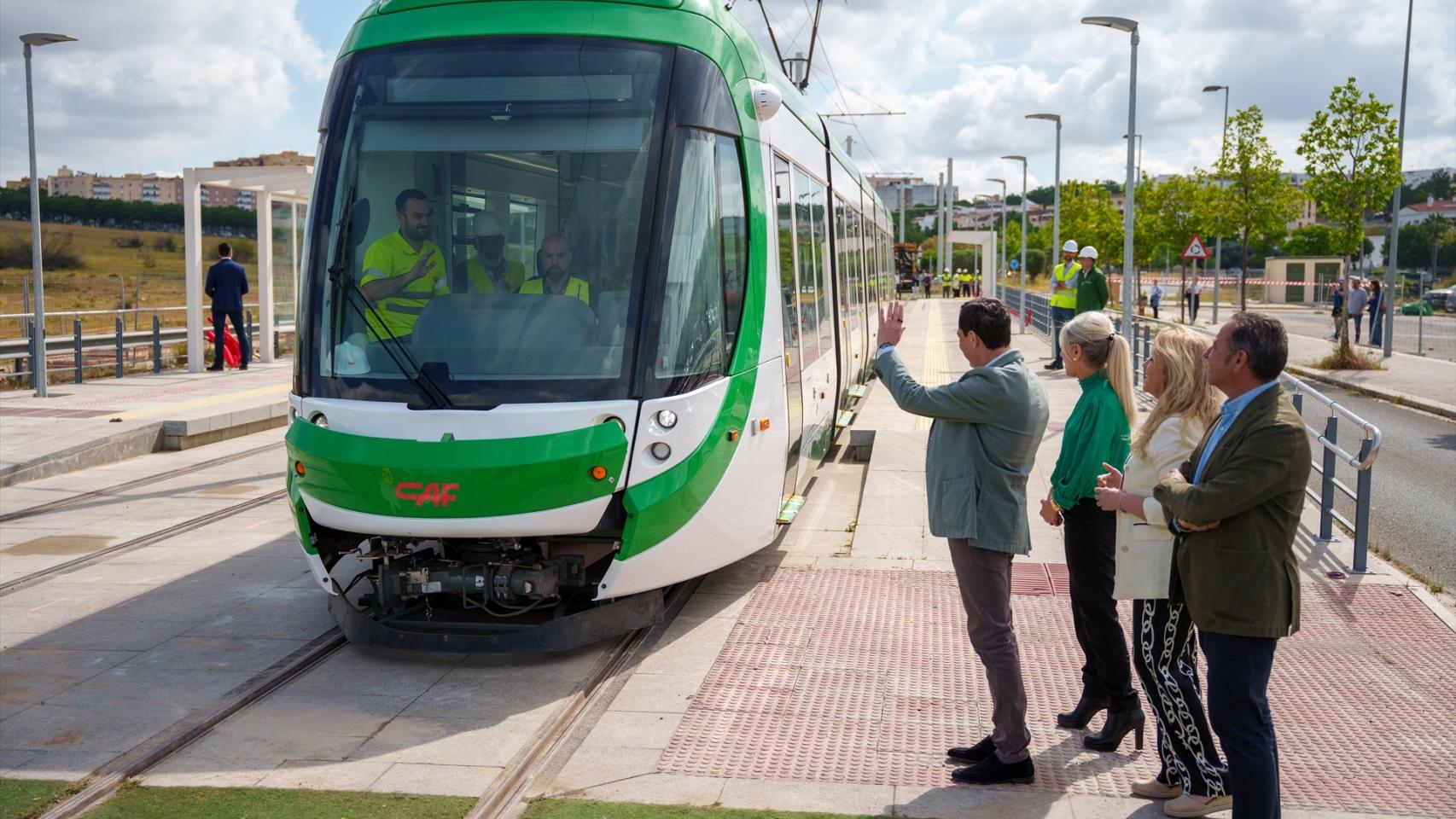 El presidente de la Junta, en la parada de tranvía de Alcalá