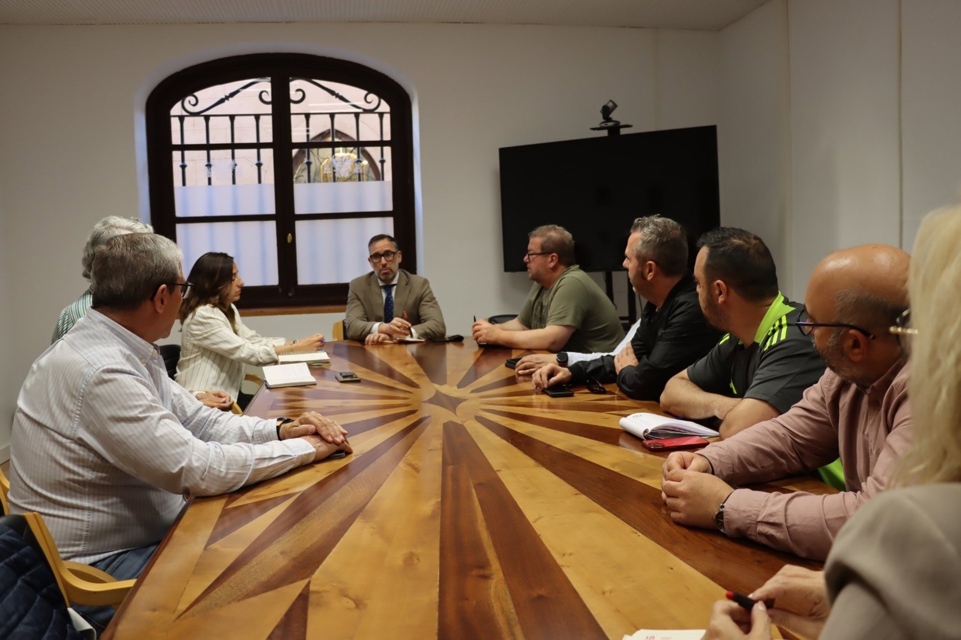 Los representantes de la empresa Unauto se han reunido con el edil de Movilidad en el Ayuntamiento de Toledo.