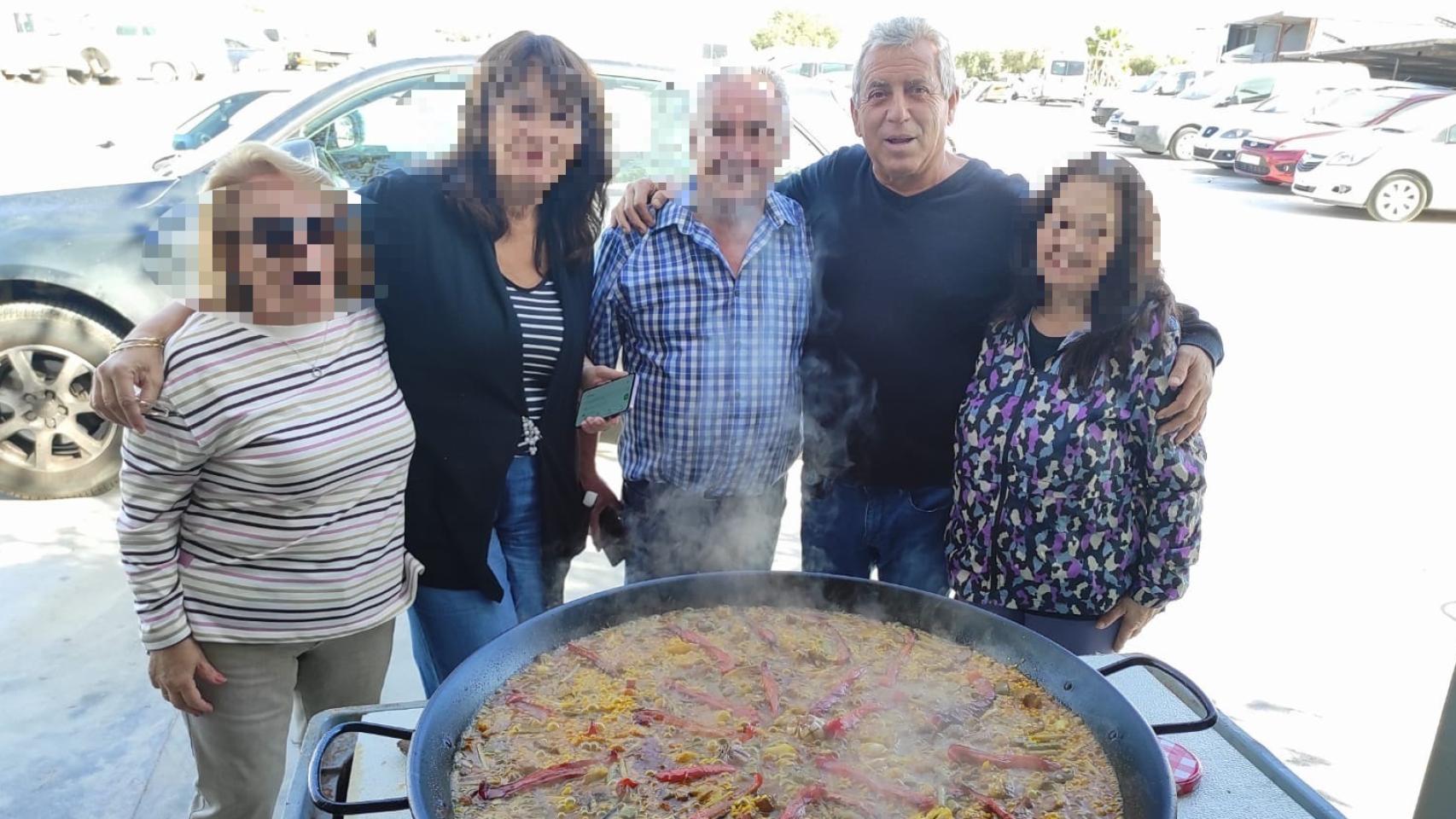 El difunto empresario Jesús Tavira, con su familia, disfrutando de un arroz.