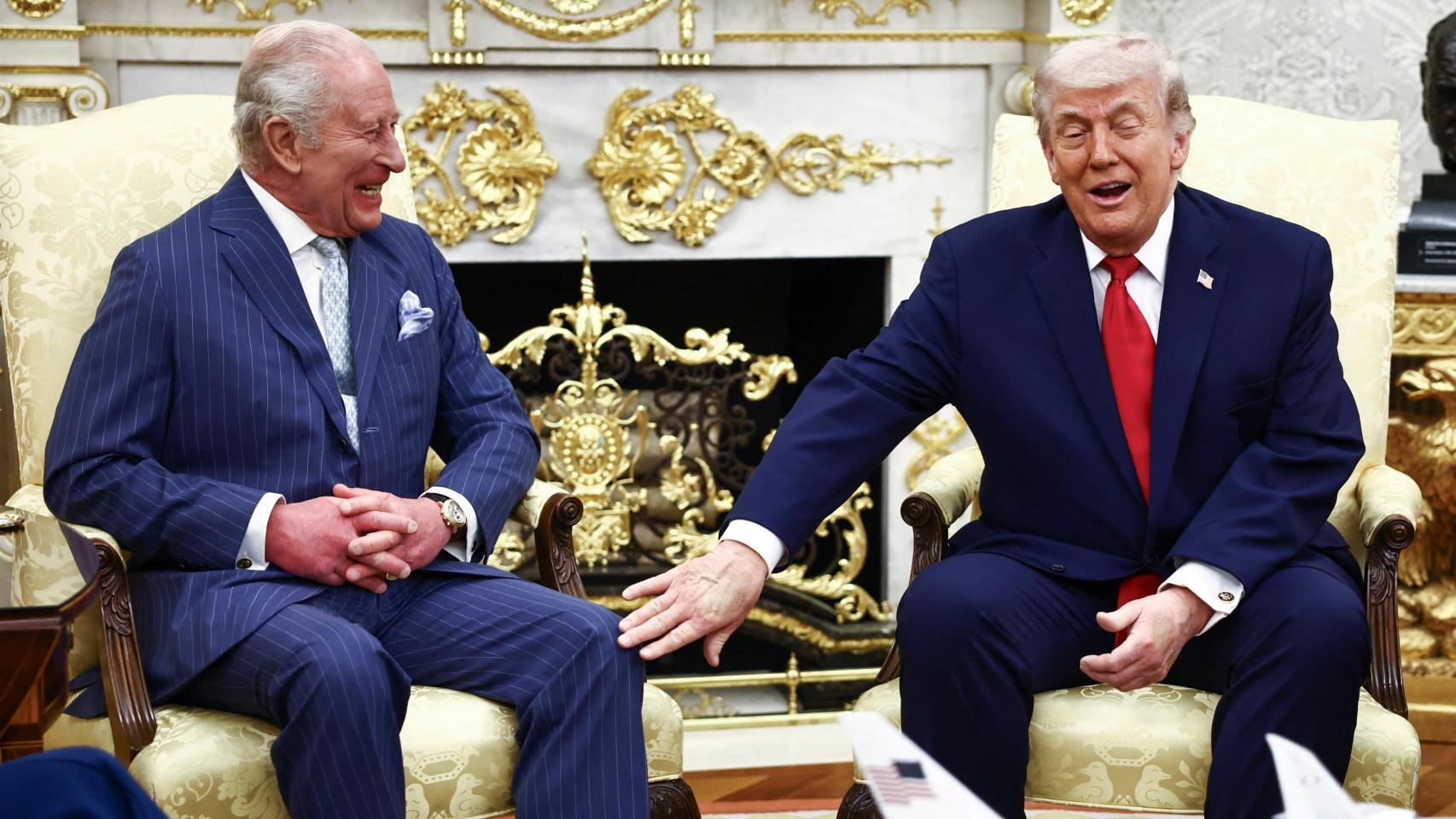 El rey Carlos III y el presidente Donald Trump bromean durante la recepción en el Despacho Oval.