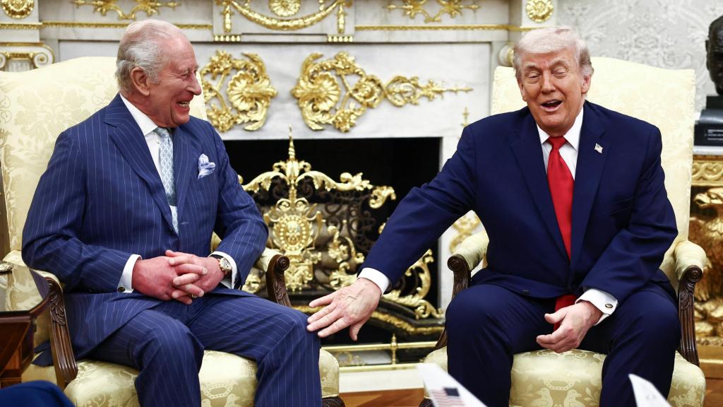 El rey Carlos III y el presidente Donald Trump bromean durante la recepción en el Despacho Oval.