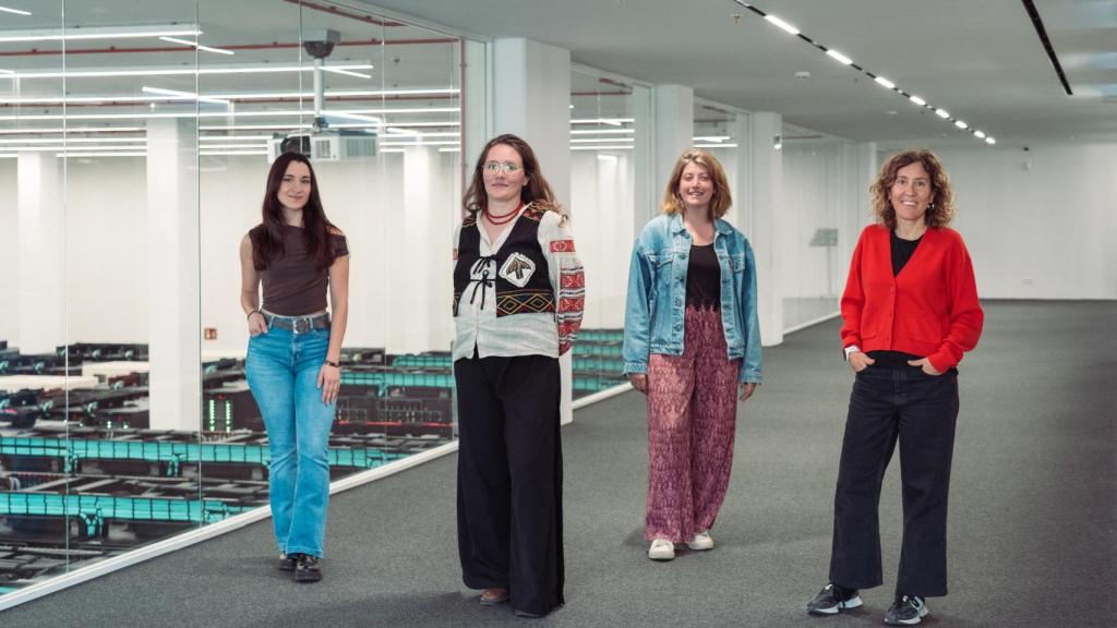 De izquierda a derecha, Laura Ventura, Oleksandra Soldatkina, Natàlia Pujol y Marta Melé frente al MareNostrum 5 en las instalaciones del Barcelona Supercomputing Center-Centro Nacional de Supercomputación (BSC-CNS)..