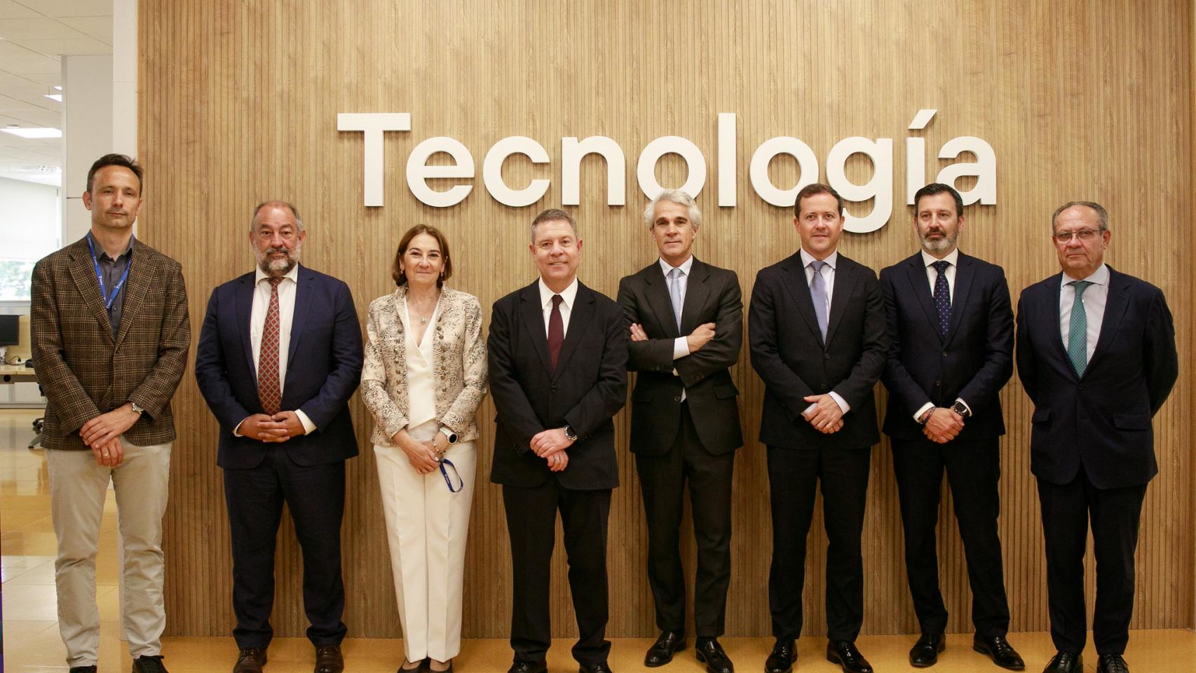 Foto de familia de la inauguración del Centro de Talento y Tecnología que Telefónica ha promovido en Telefónica.