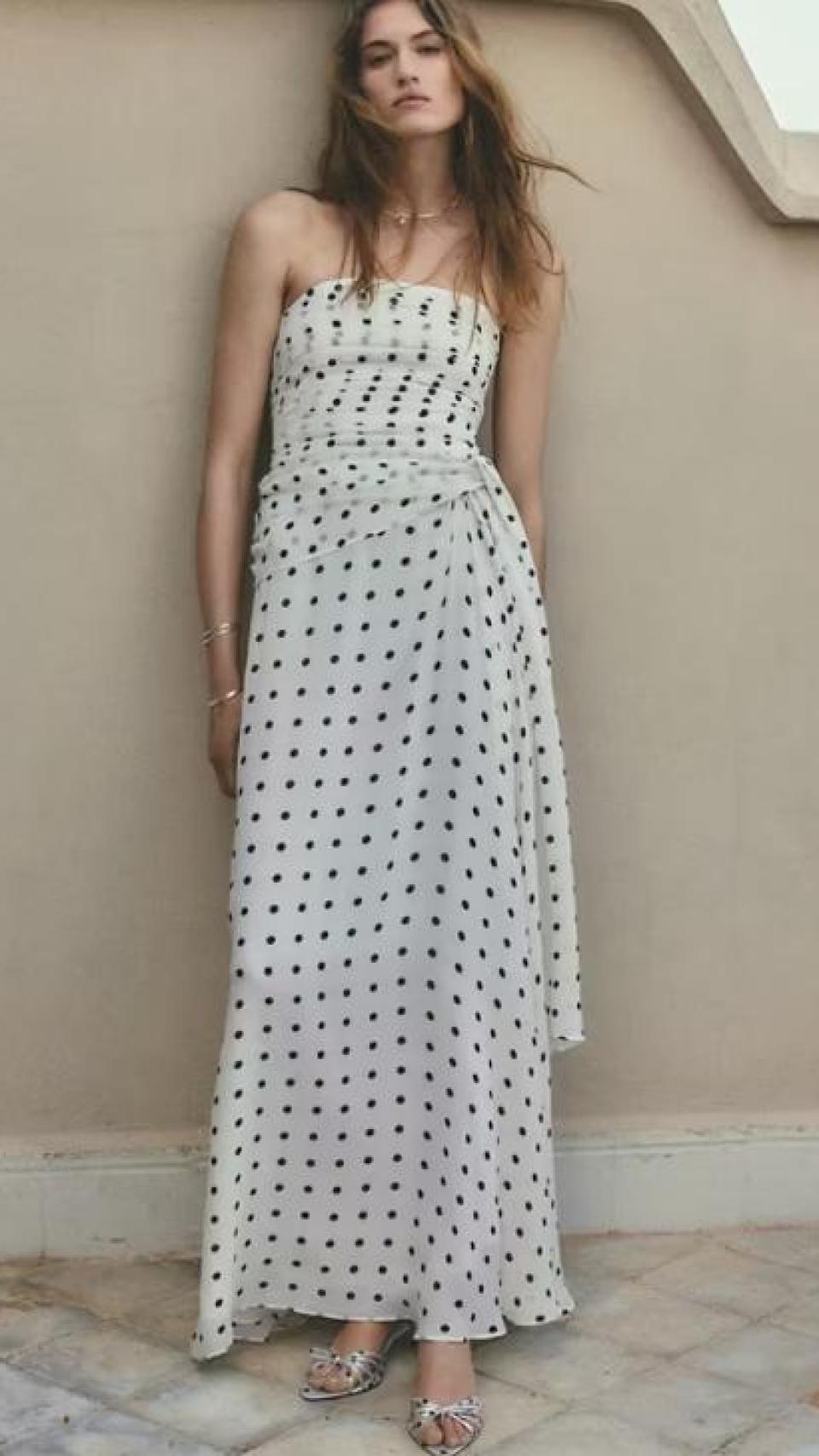 Vestido de lunares evasé, de Mango.