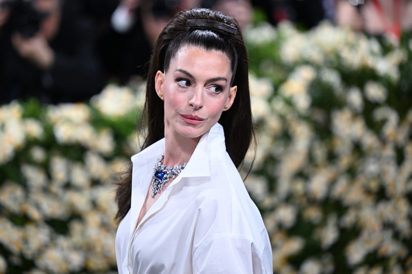 Anne Hathaway, con una voluminosa coleta alta.