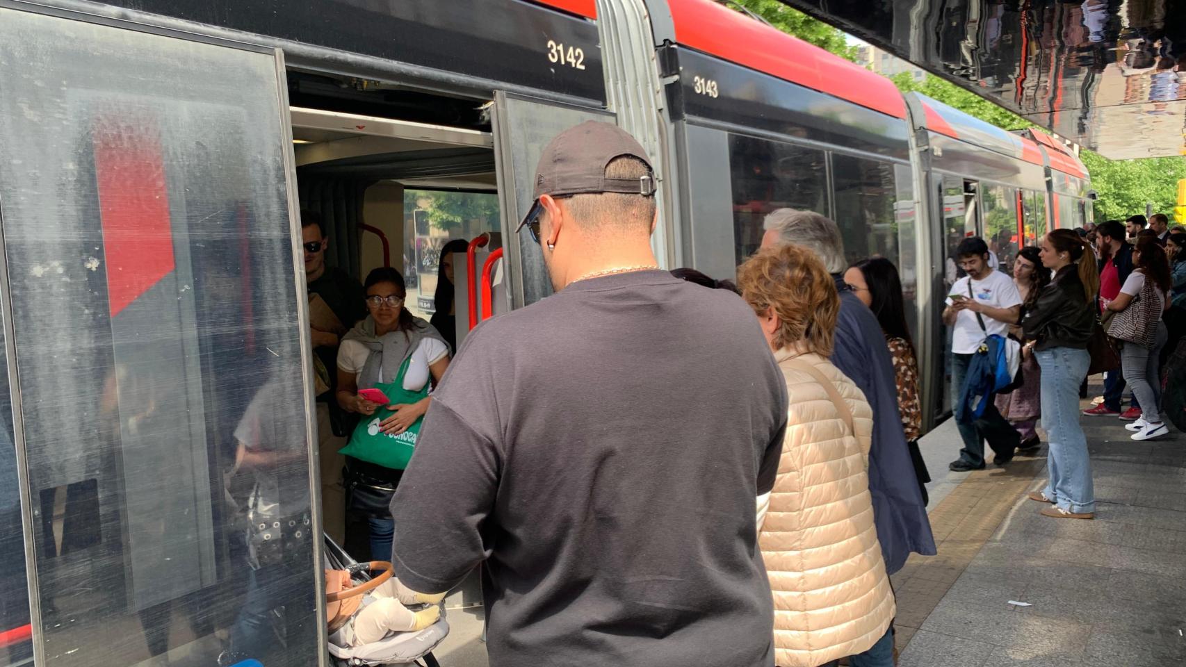 Aglomeración de gente en la parada del tranvía en Zaragoza