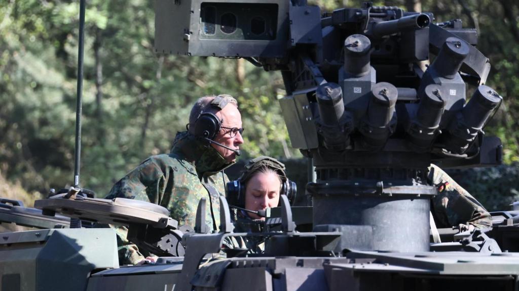 El canciller alemán Friedrich Merz (i) viaja en un vehículo blindado de ruedas Boxer durante un ejercicio de las Fuerzas Armadas alemanas (Bundeswehr) en Münster, Alemania.