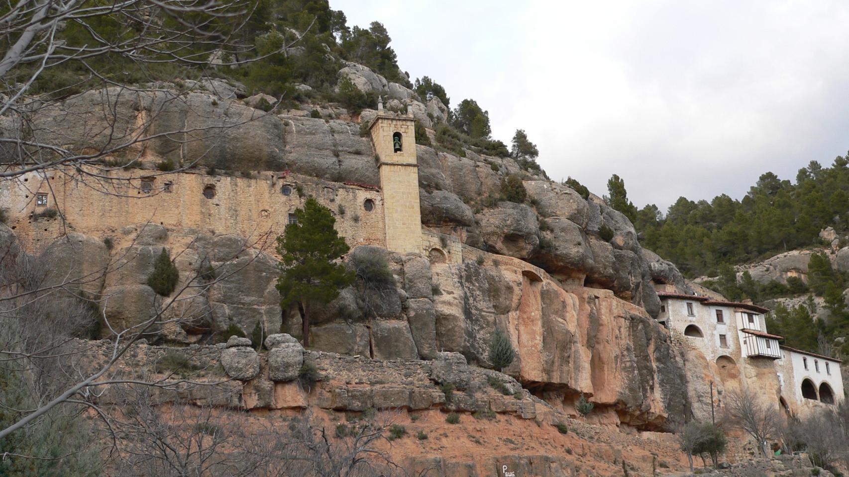 El Santuario de la Virgen de Balma excavado en la roca.