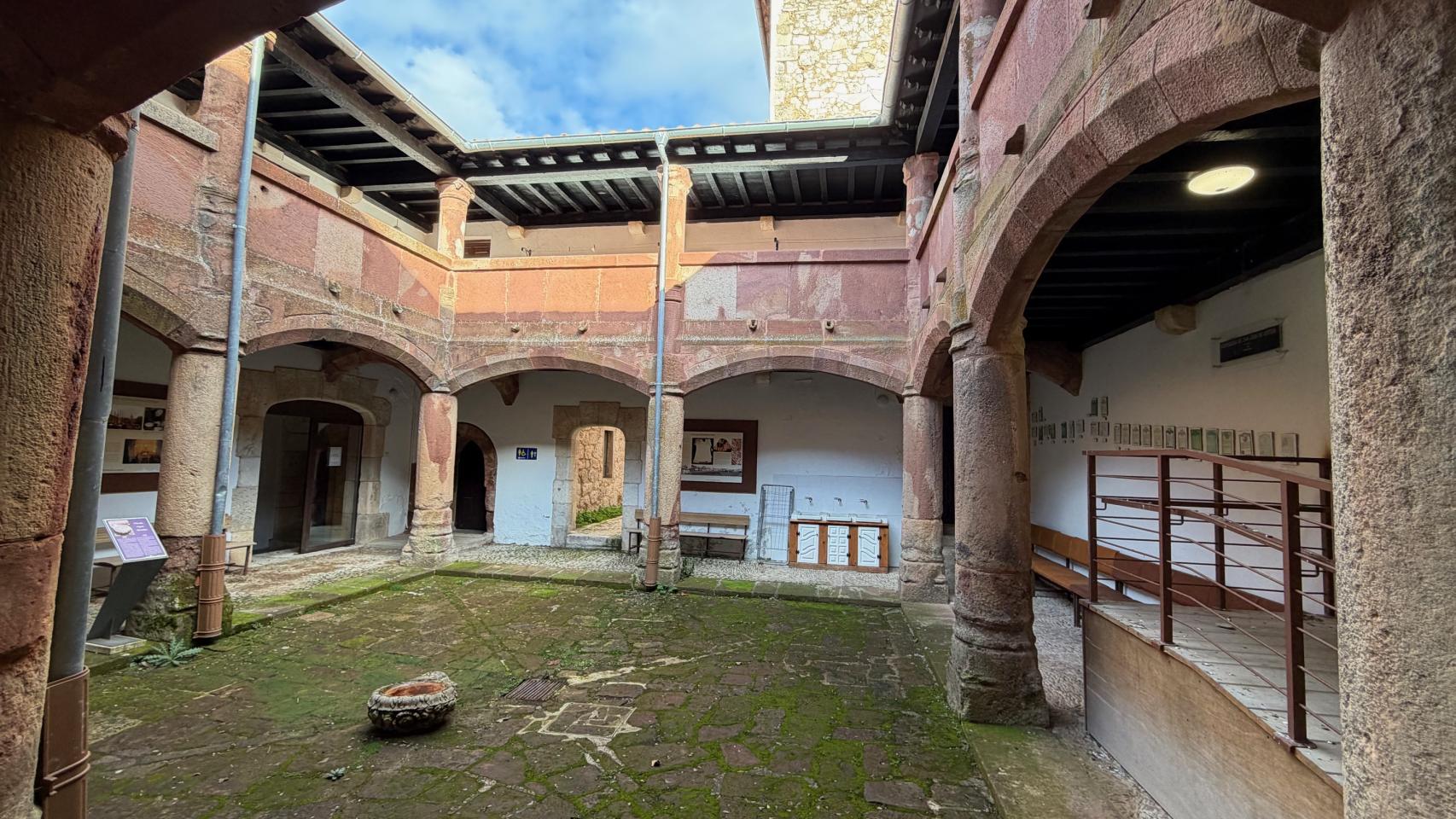 Claustro Menor del Monasterio donde se situa el Albergue de Peregrinos.