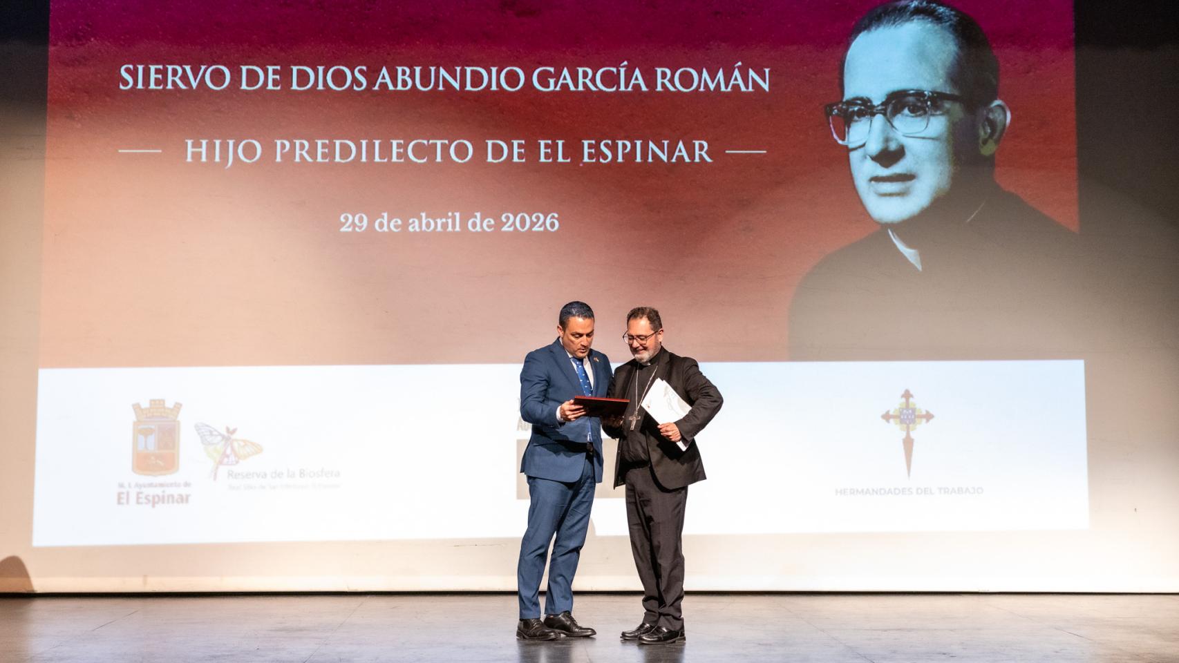 Javier Soto, alcalde de El Espinar y Vicente Martín, obispo auxiliar Madrid en el reconocimiento al padre Abundio García Román.
