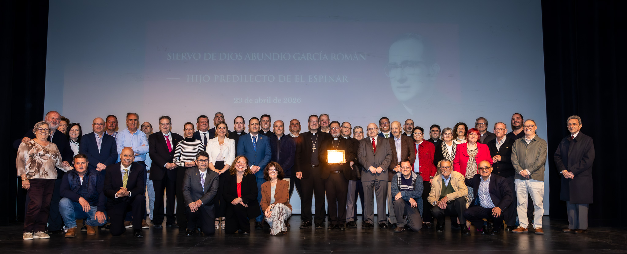 Foto de Grupo de Hermandades y Fundación en el reconocimiento al padre Abundio García.