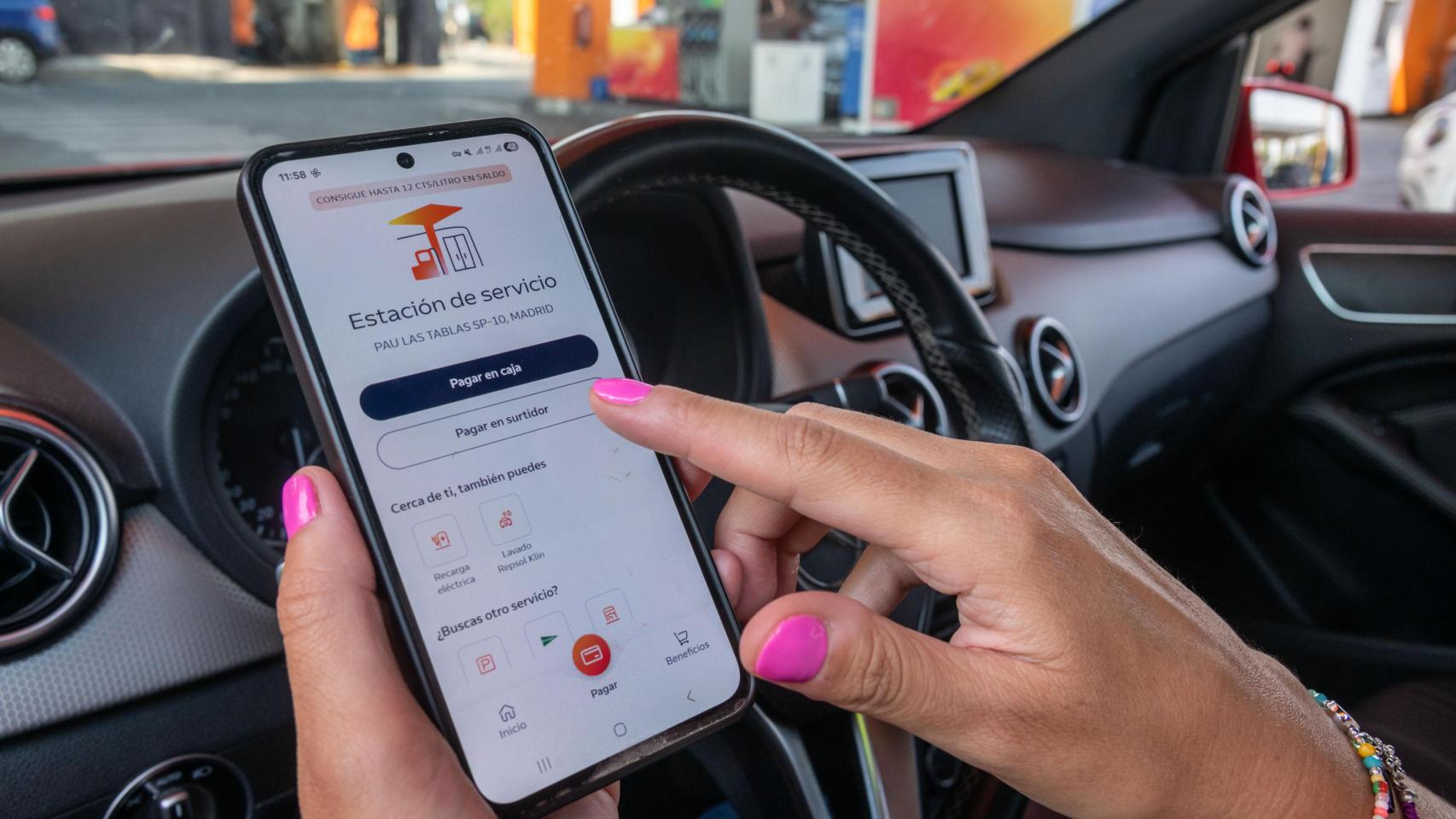 Una conductora paga su repostaje en una estación de servicio Repsol mediante la app Waylet.