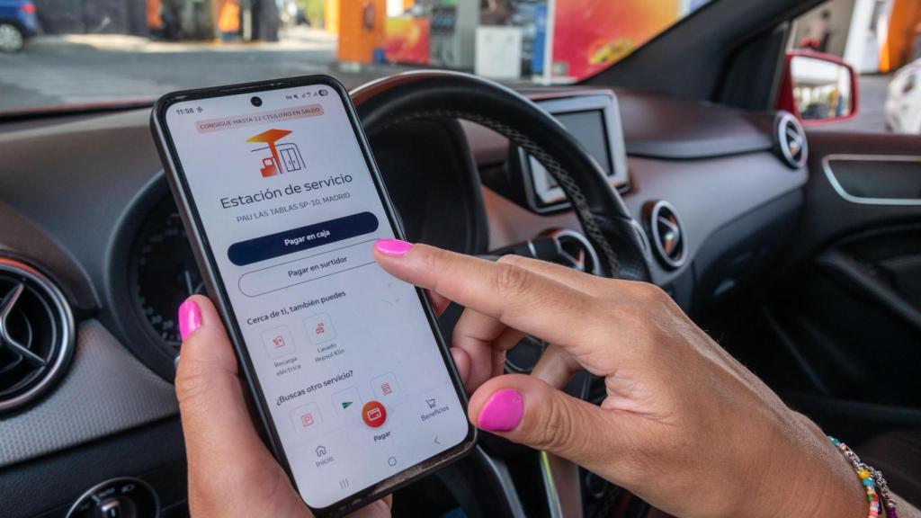 Una conductora paga su repostaje en una estación de servicio Repsol mediante la app Waylet.