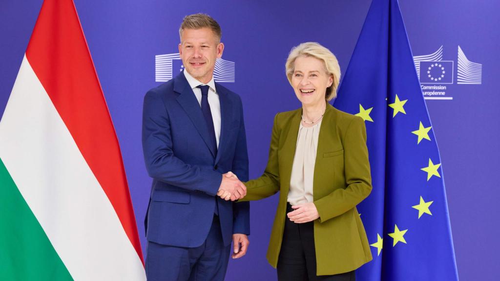 Péter Magyar con Úrsula van der Leyen en Bruselas.