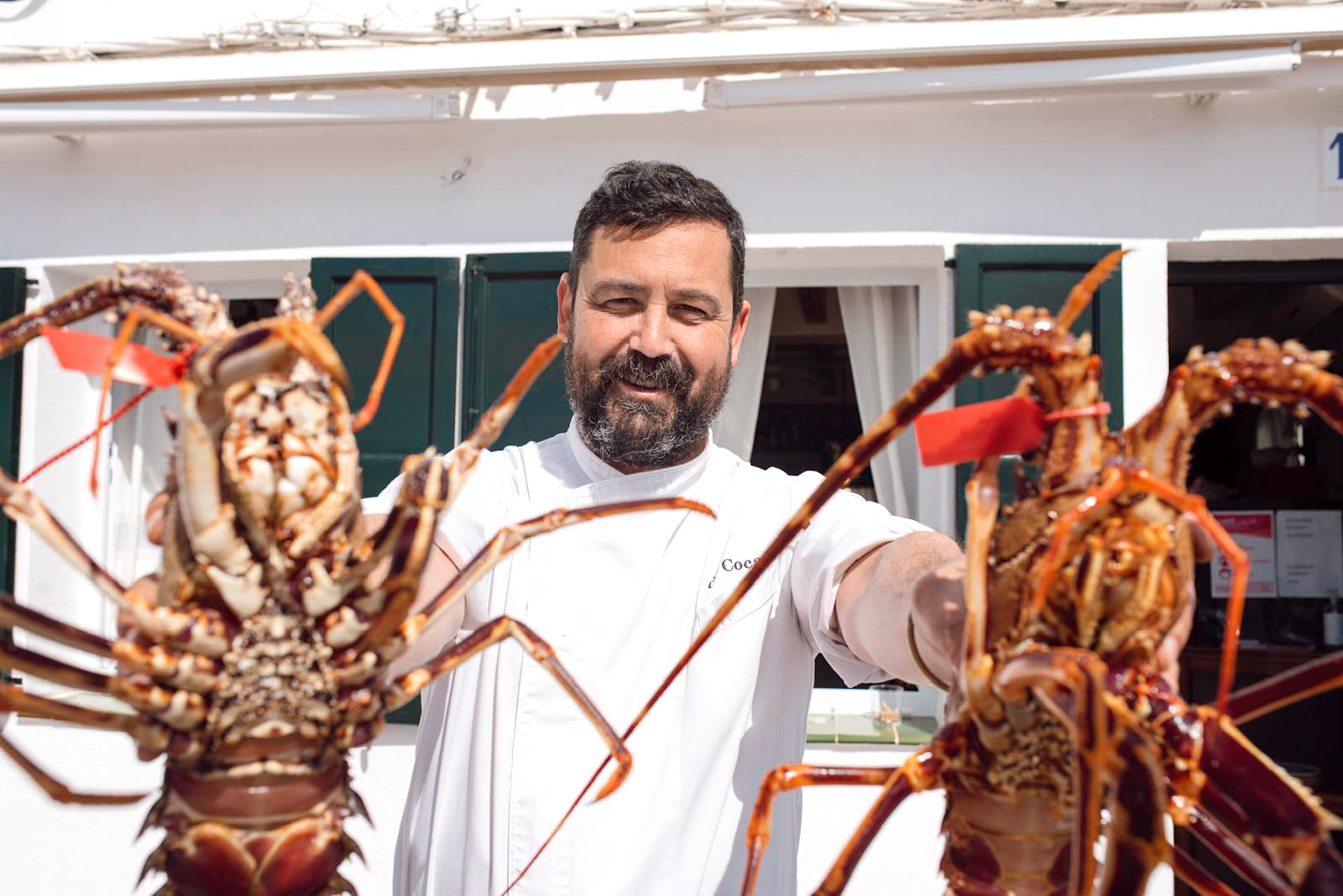David Coca con dos langostas de Menorca.
