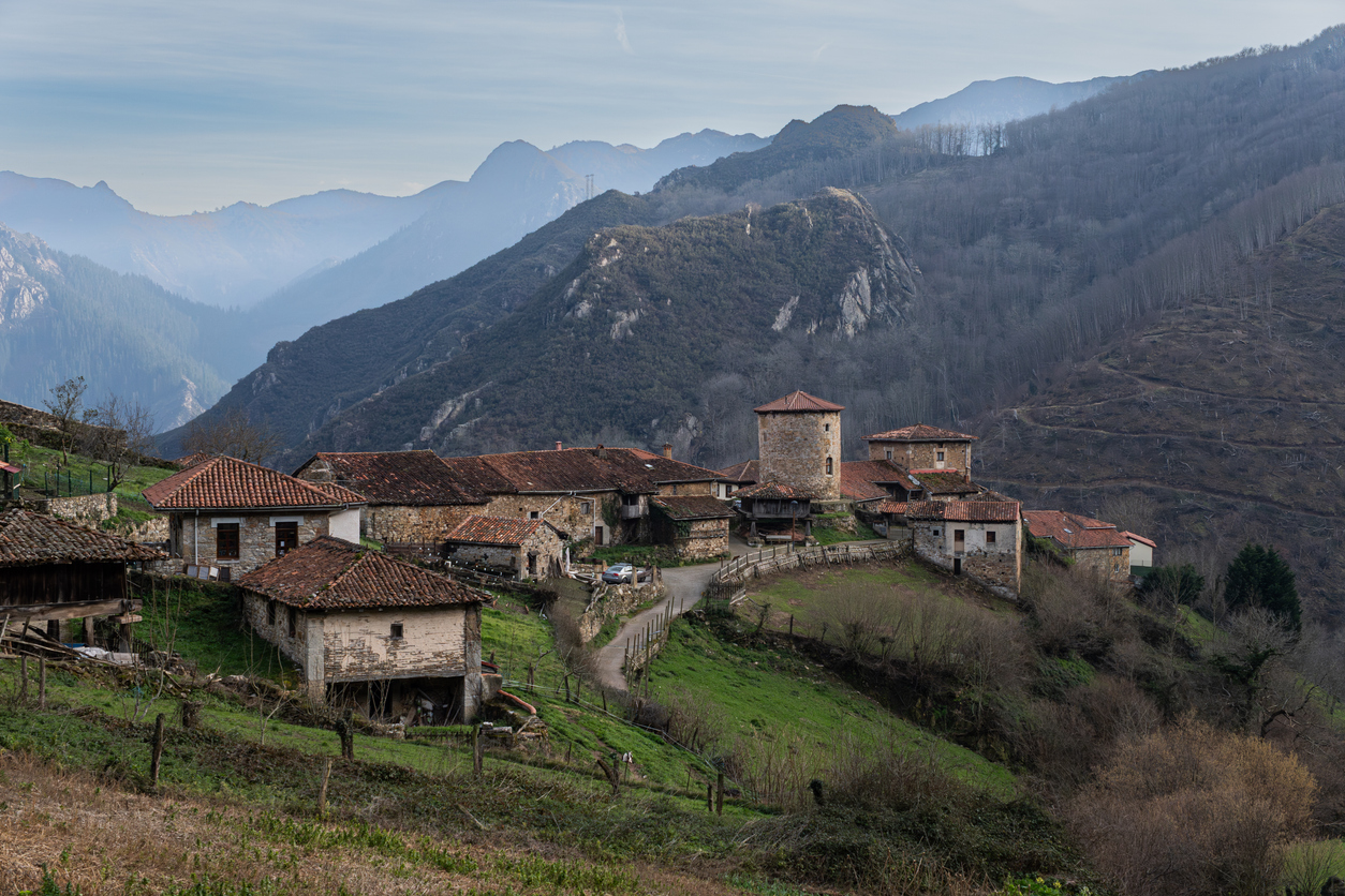 Villa medieval tradicional de Bandujo en las montañas de Asturias