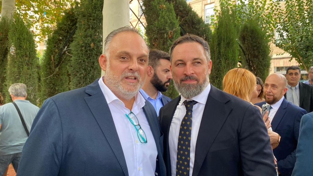 Iñaki Mendiolea junto a Santiago Abascal durante su etapa en Vox.