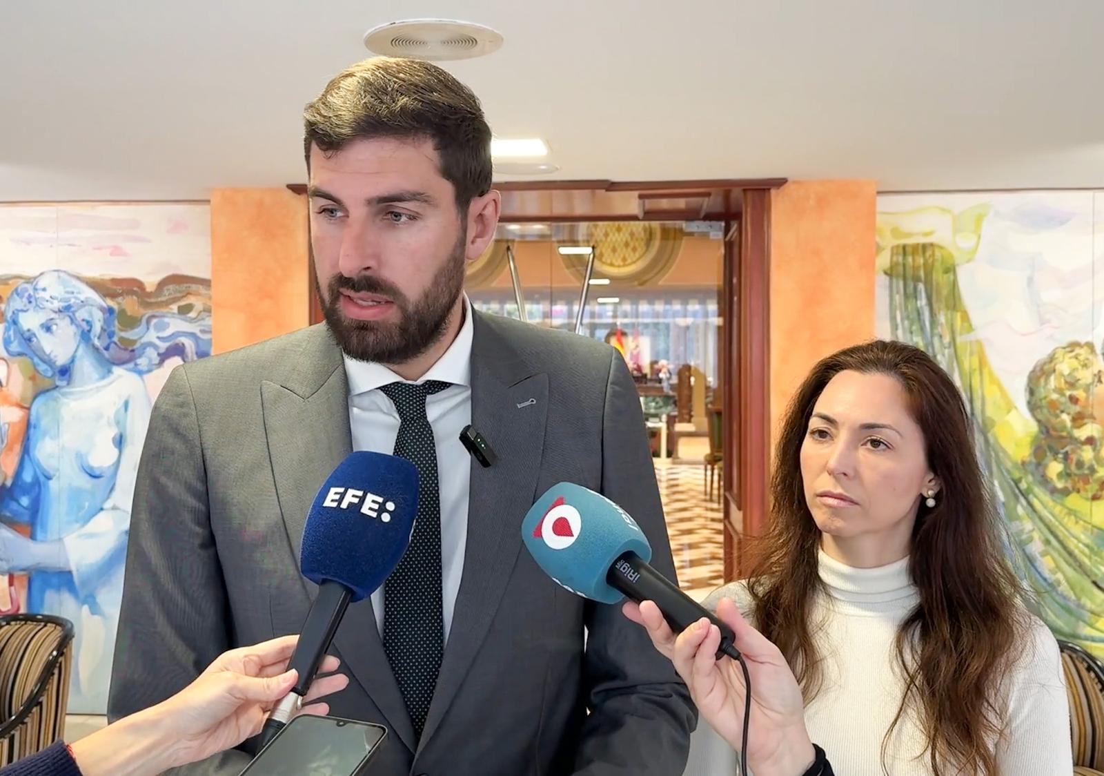 Mendiolea con Abascal.