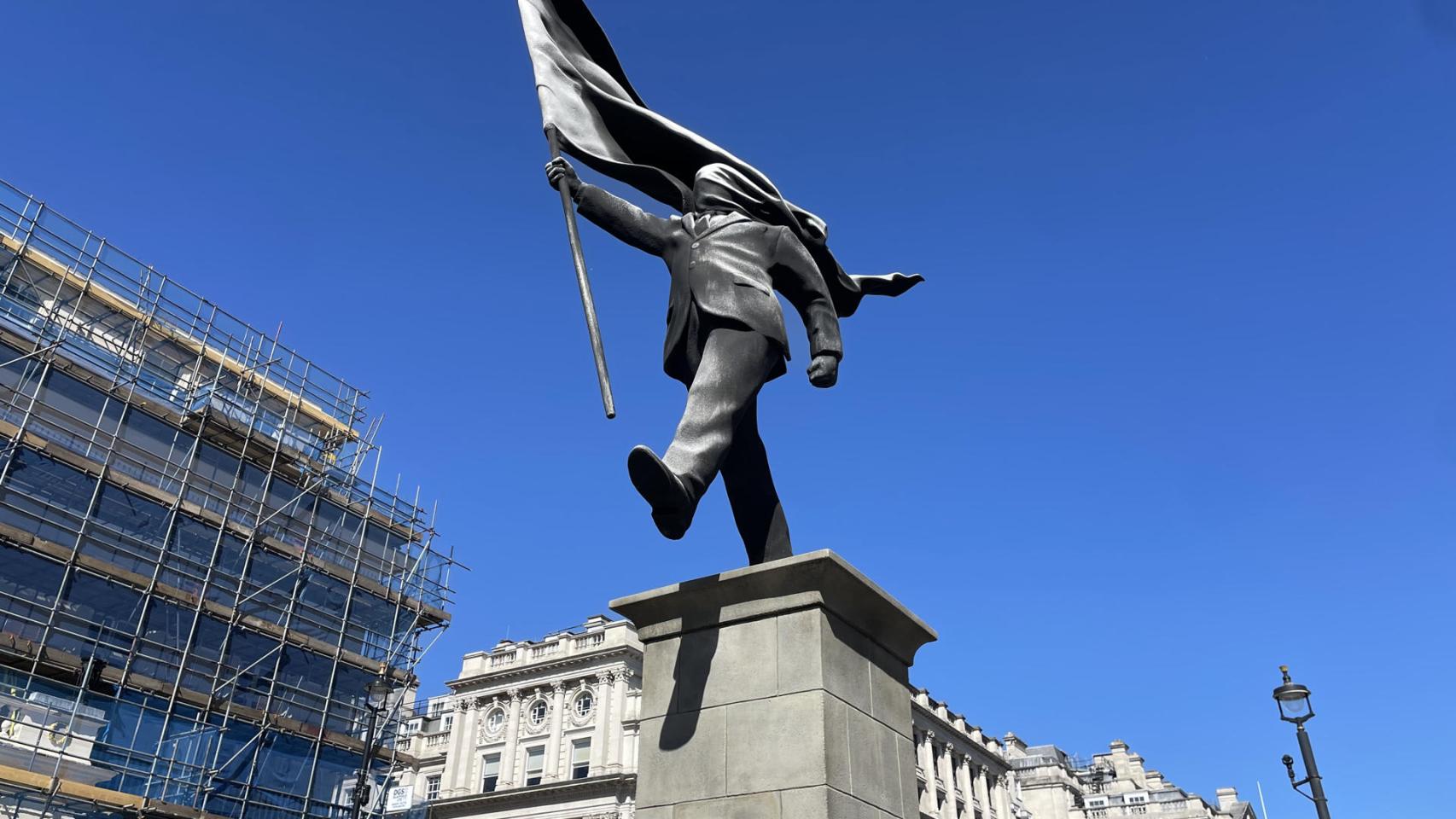 La estatua supuestamente firmada por Banksy que ha aparecido este jueves 30 de abril en el centro de Londres. Foto: Luis Campello / EFE
