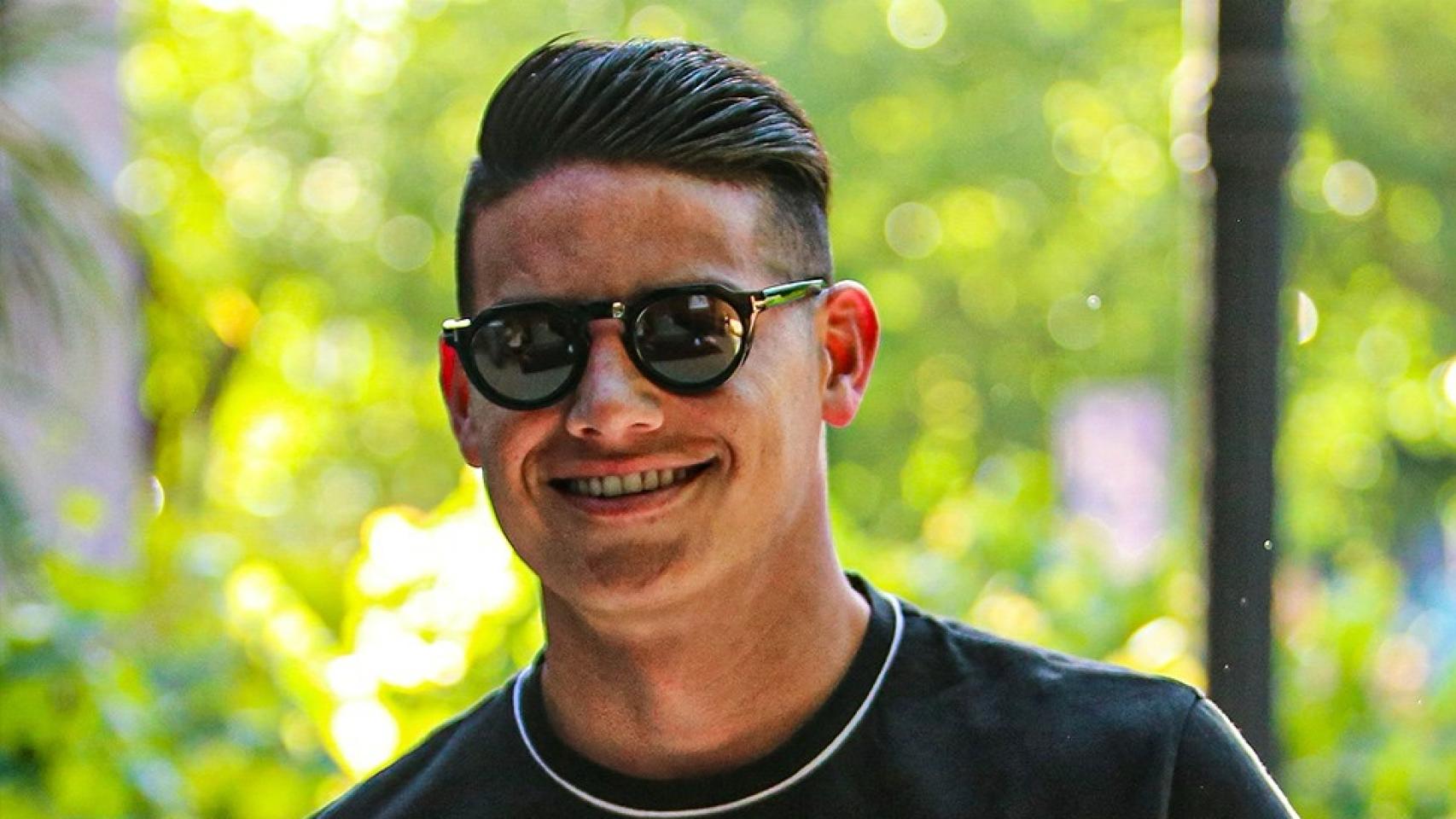 James Rodríguez con gafas de sol.