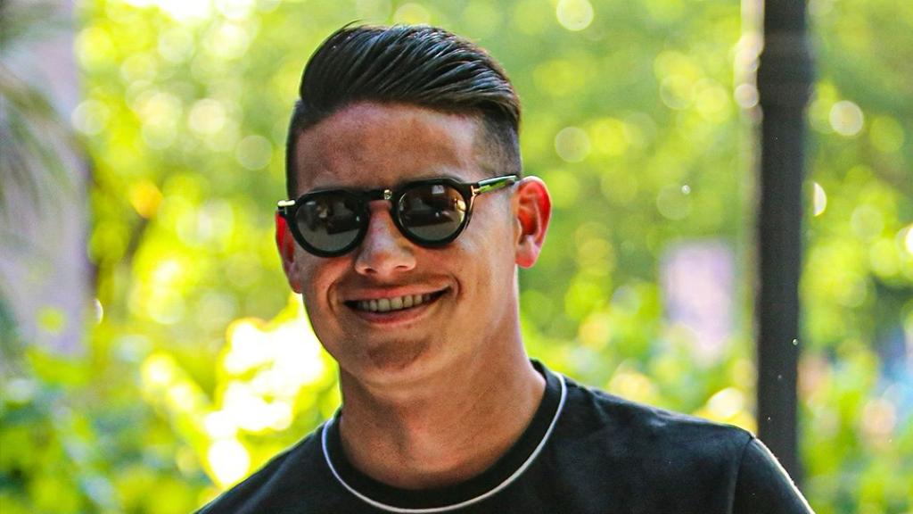 James Rodríguez con gafas de sol.