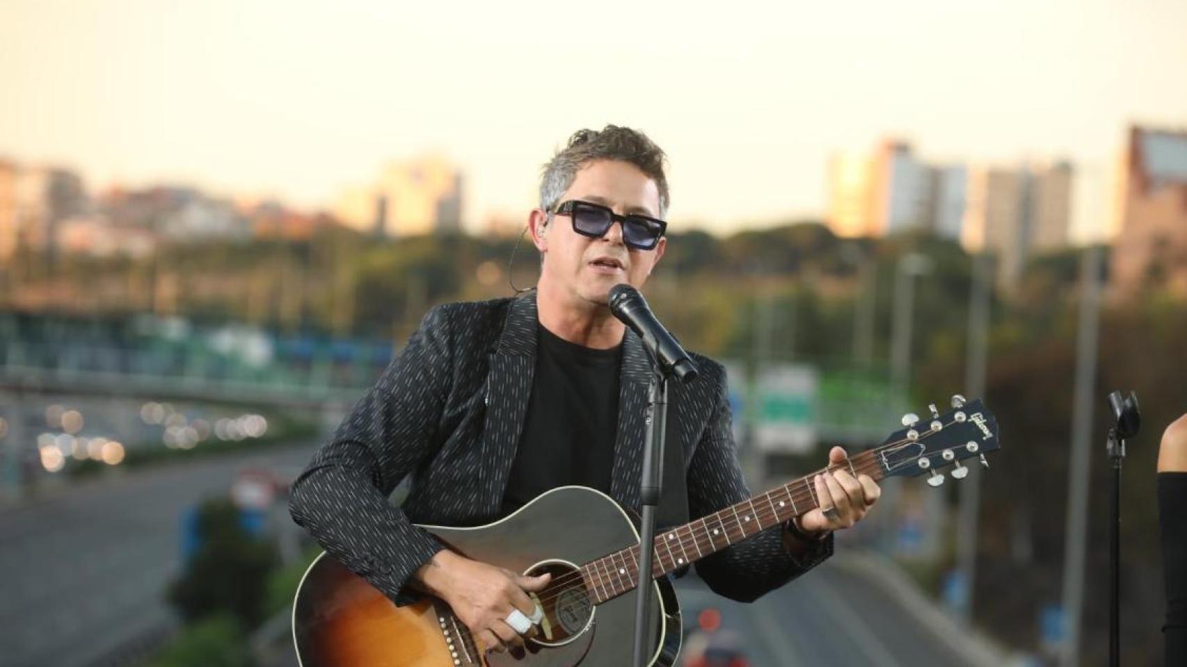 Alejandro Sanz, en un puente de Madrid.