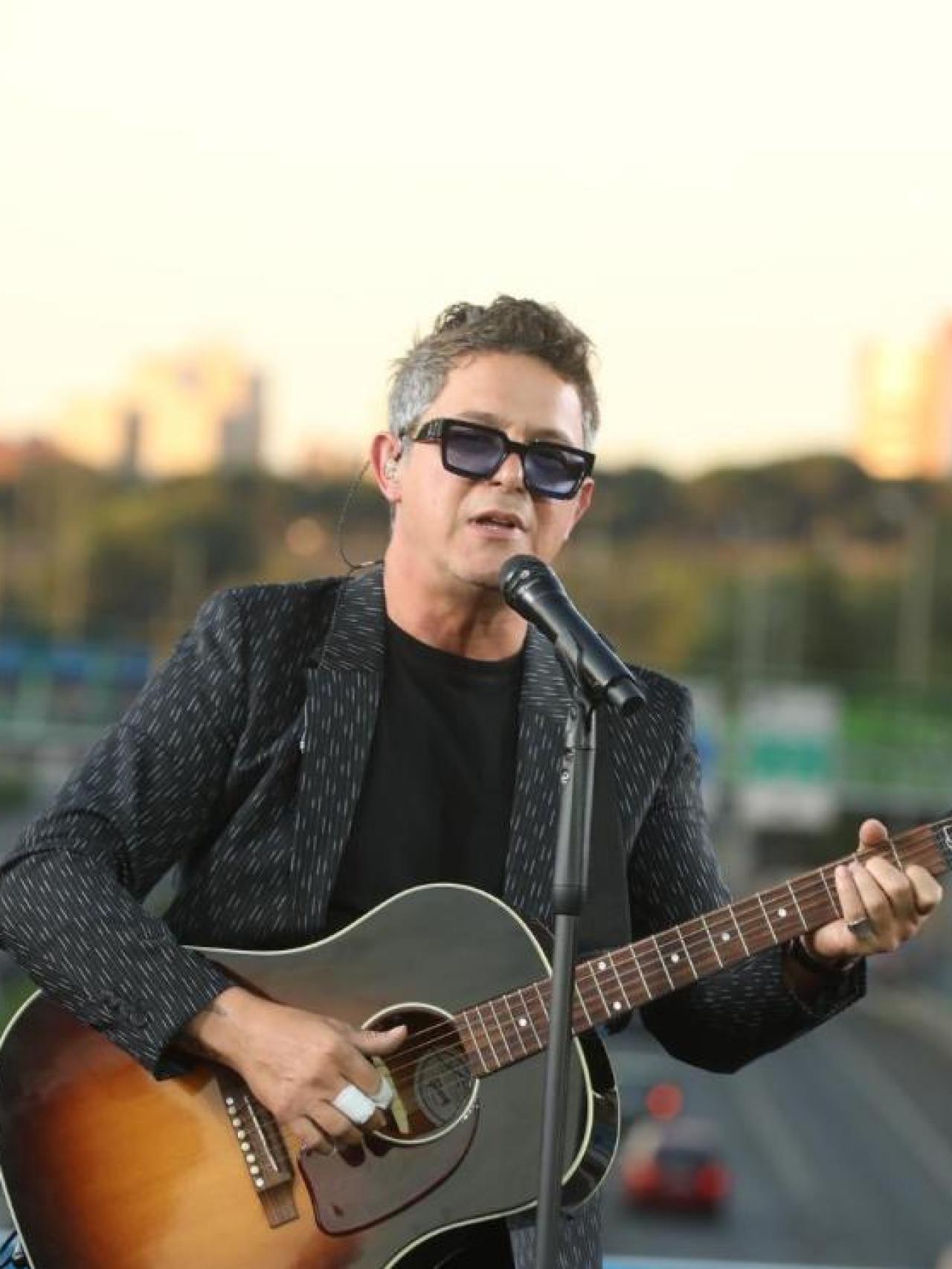 Alejandro Sanz, en un puente de Madrid.
