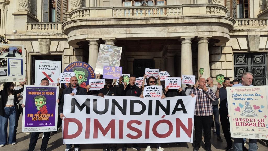 Protesta convocada por la Asociación por una Hostelería Responsable de Russafa y la Asociación Empresarial de Discotecas de Valencia contra la ZAS. EE
