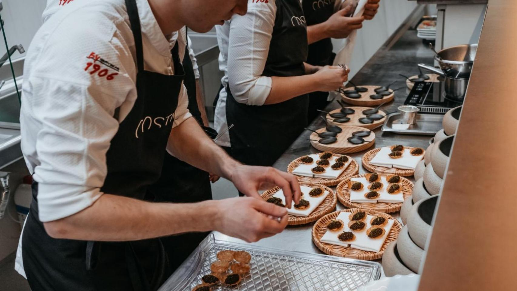 Cocineros preparan platos en el restaurante Retiro da Costiña.jpg