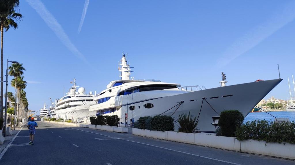Imagen de la marina de megayates del puerto de Málaga.