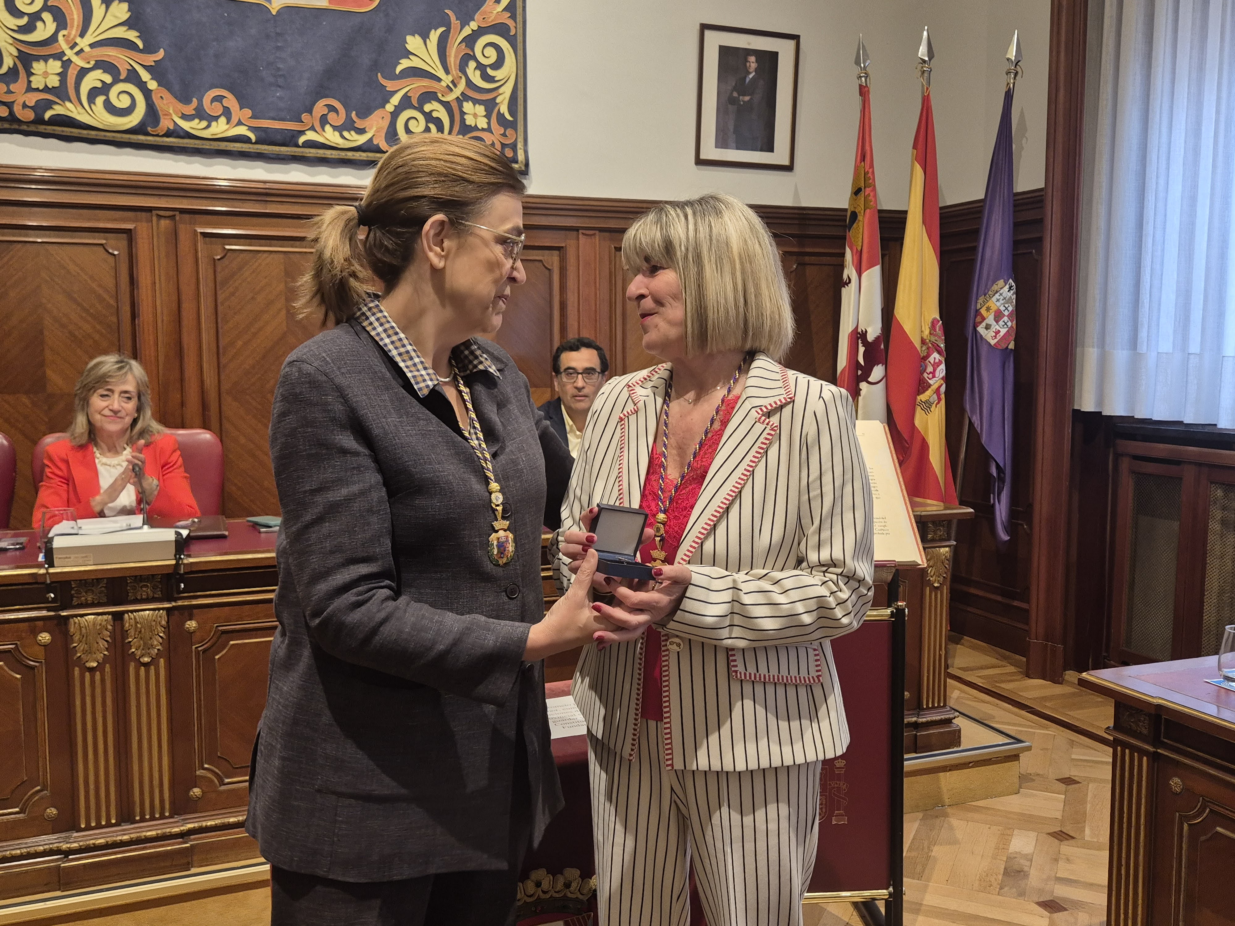 Toma de posesión de la nueva diputada Mónica de la Sierra