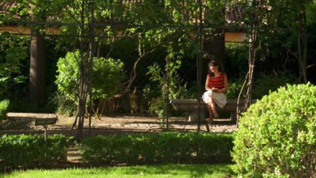 Mujer en el parque de Anglona