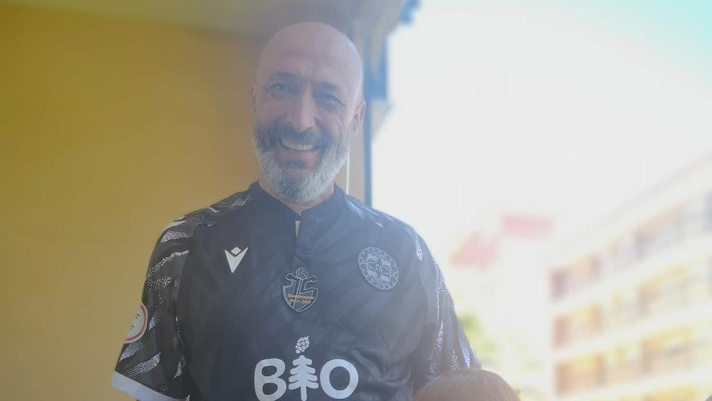 Gregorio con la camiseta del CS Puertollano.