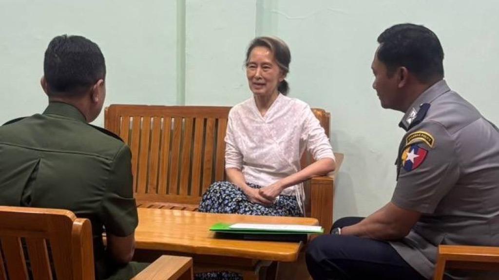 Primera imagen de la exlíder de Birmania, Aung San Suu Kyi, bajo arresto domiciliario difundida por el canal oficial MRTV, controlado por los militaress.