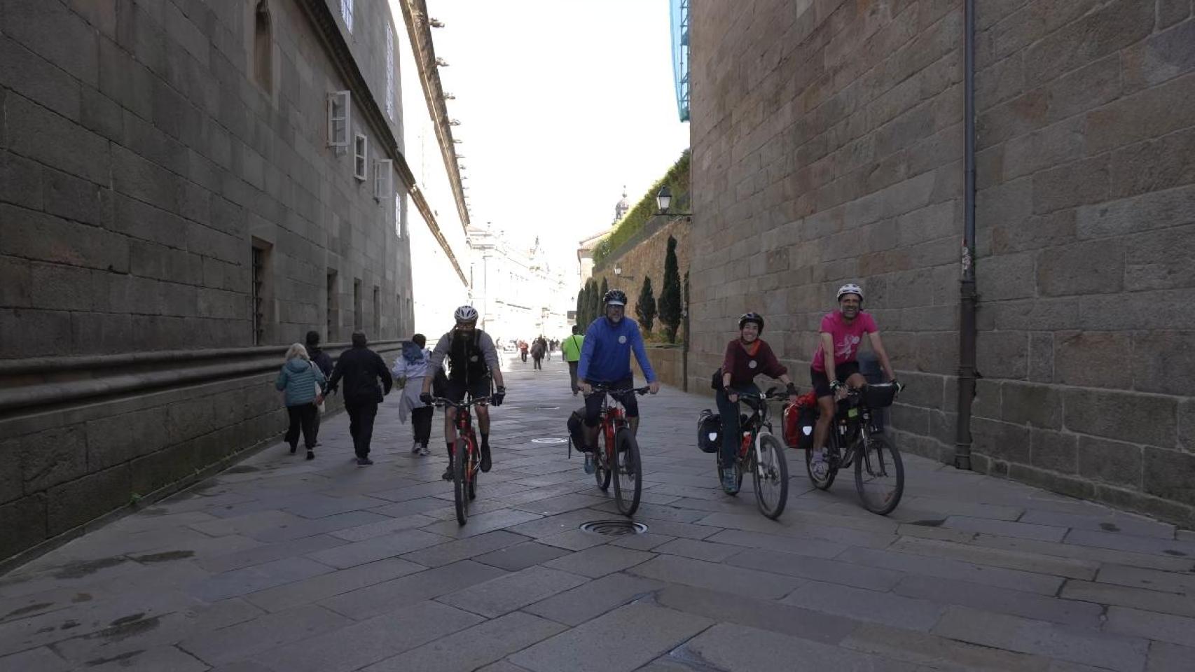 Alejandro Porto y sus compañeros en bicicleta.