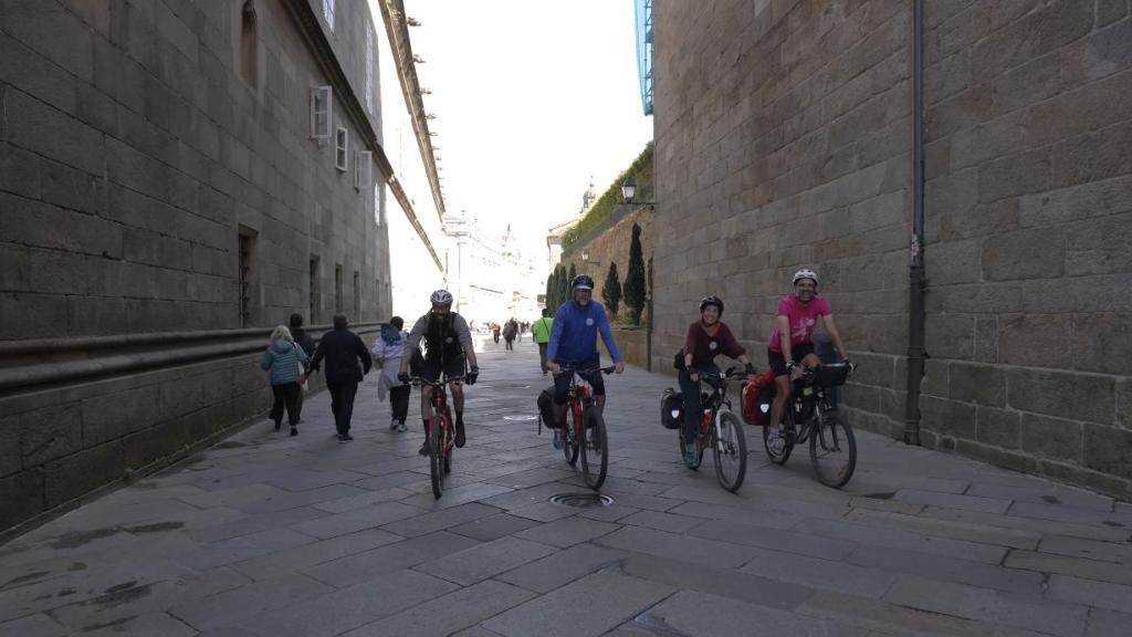 Alejandro Porto y sus compañeros en bicicleta.