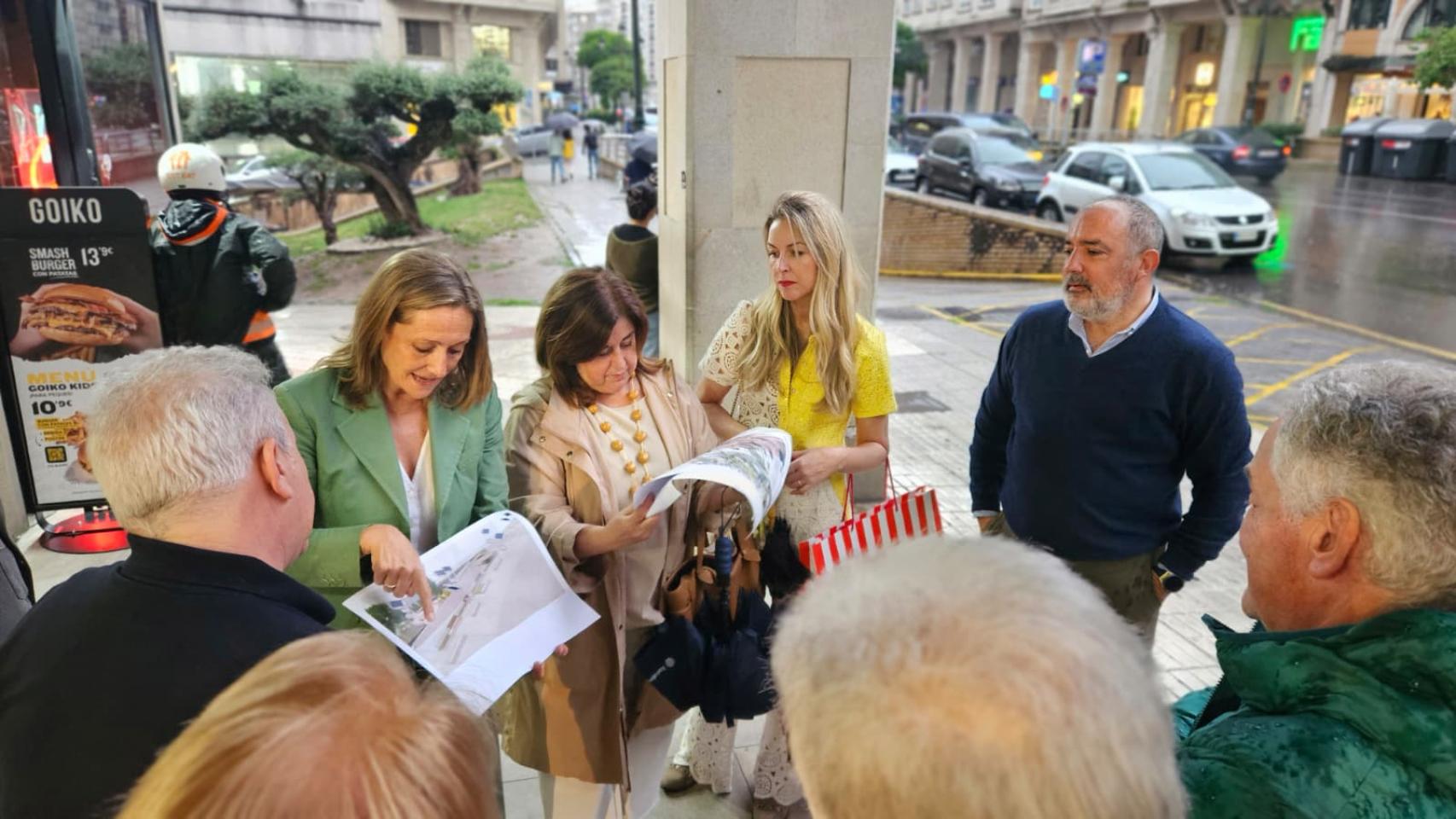 La vicepresidenta de la Deputación de Pontevedra, Luisa Sánchez, explicando el proyecto de Rosalía de Castro