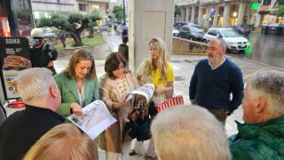 La vicepresidenta de la Deputación de Pontevedra, Luisa Sánchez, explicando el proyecto de Rosalía de Castro