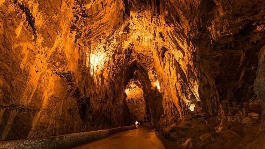 Imagen de la cueva que hay que atravesar para llegar a este pueblo en Asturias.
