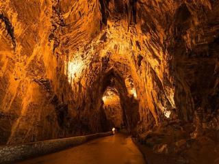 Imagen de la cueva que hay que atravesar para llegar a este pueblo en Asturias.