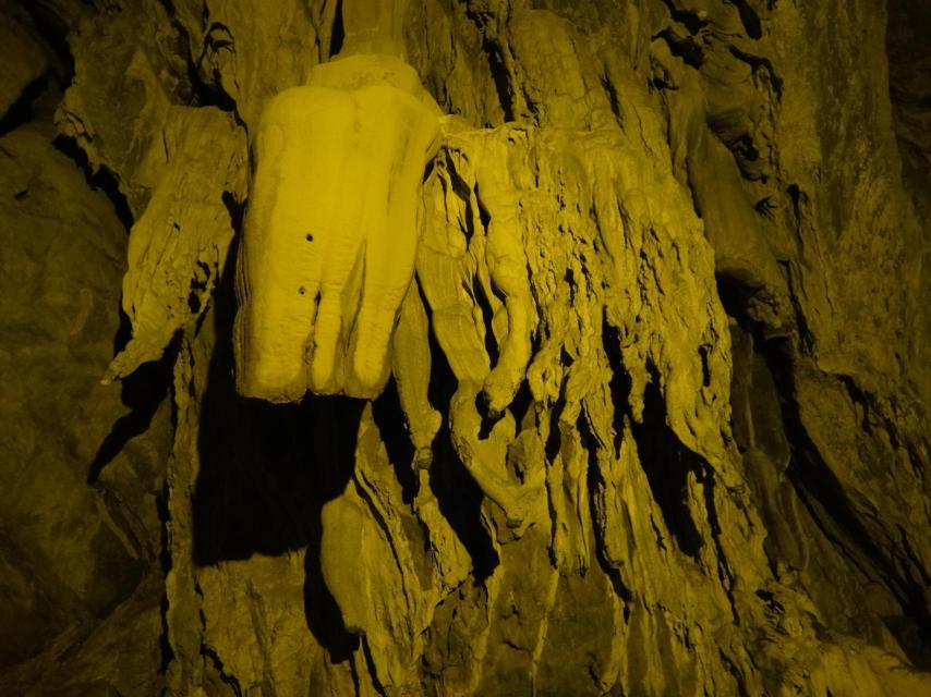 Mezcla de estalactitas, banderolas y coladas en La Cuevona en Asturias.