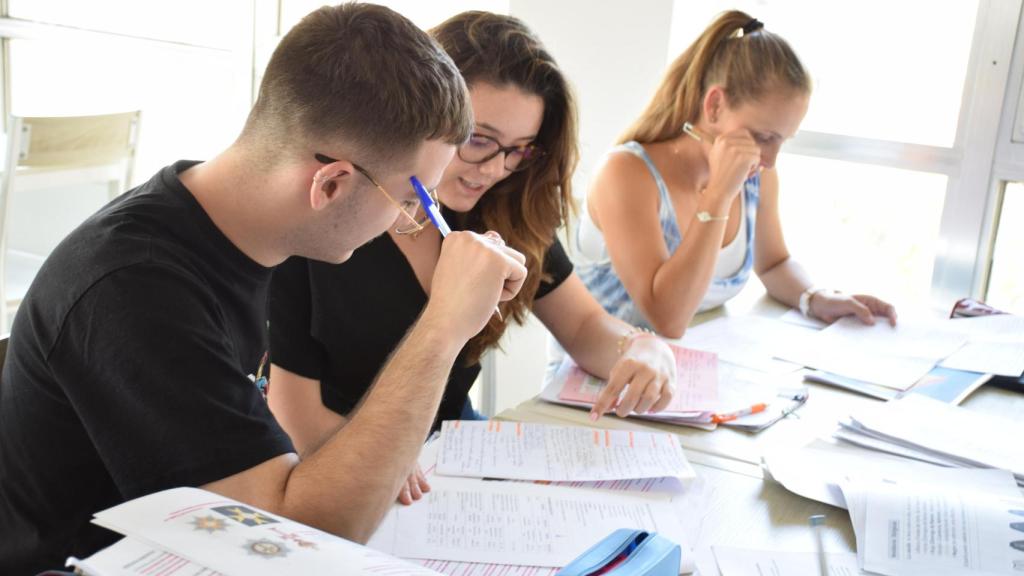 Alumnos del Grado Oficial Dual en Dirección y Gestión de Empresas y Actividades Turísticas de IMEP.